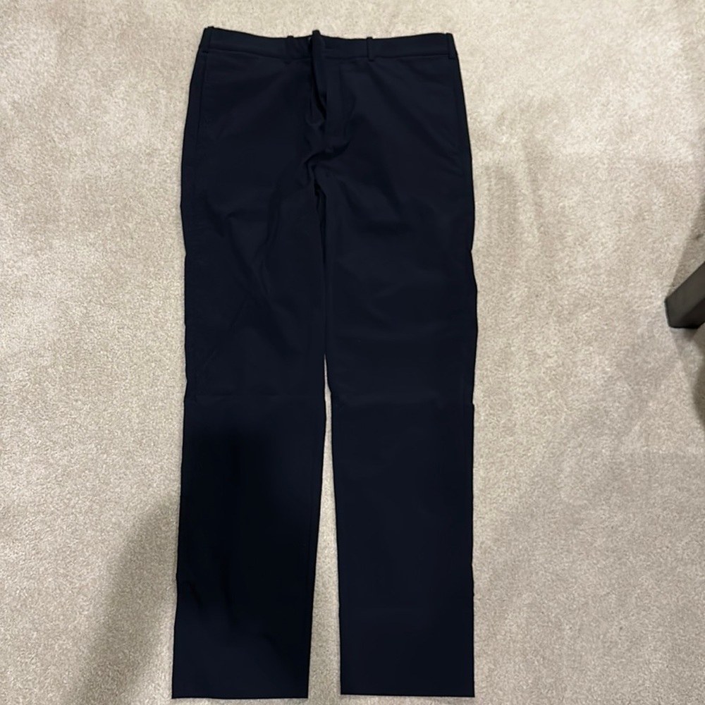 Lighter weight pant. Excellent condition. 36/32. Navy